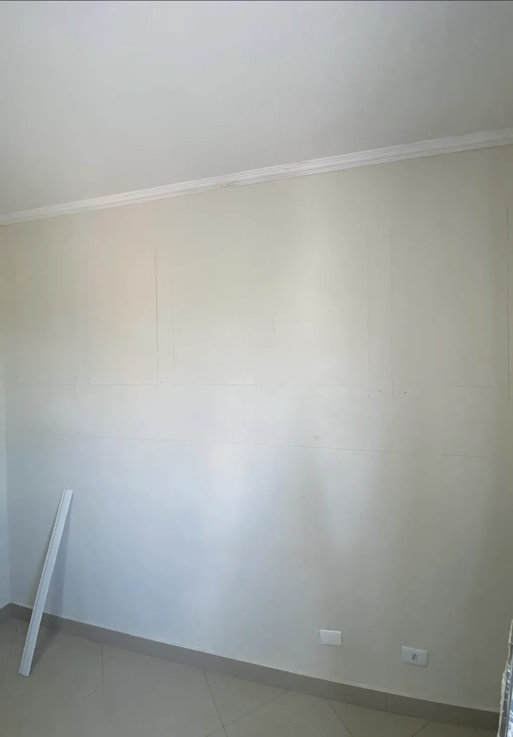 Parede antes das boiseries, obra da Studio Drywall