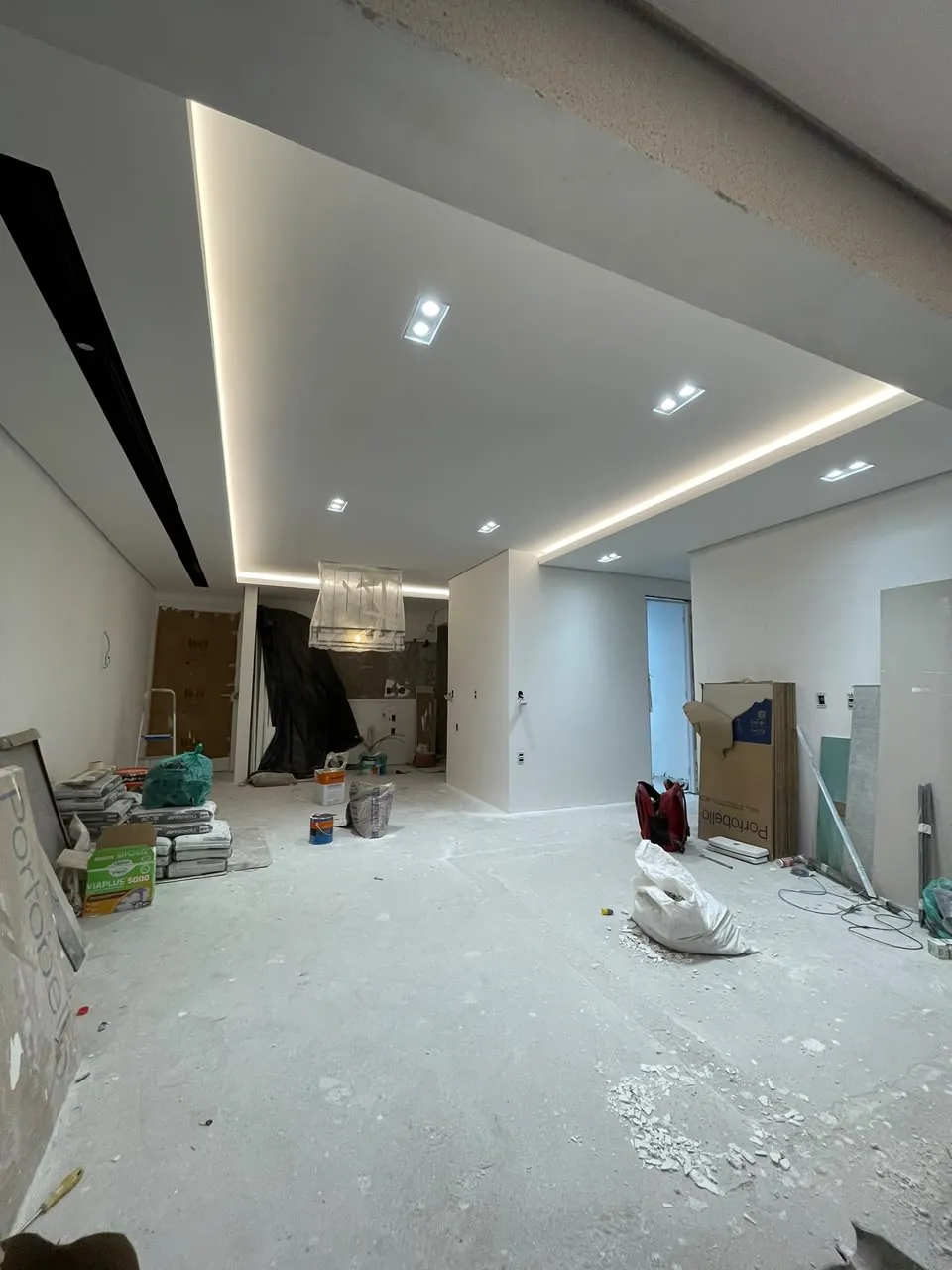Forro com sanca de LED e spots