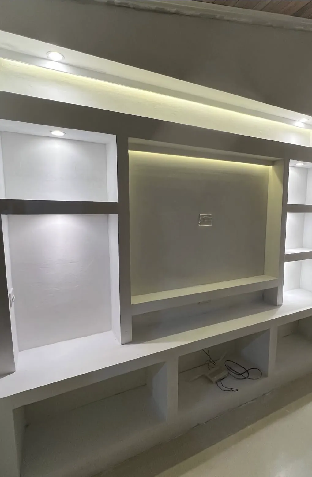 Painel de TV com nichos e LED